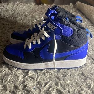 Nike Borough Mid 2 Sneakers. MEN & WOMAN! the category didn’t let me put both.